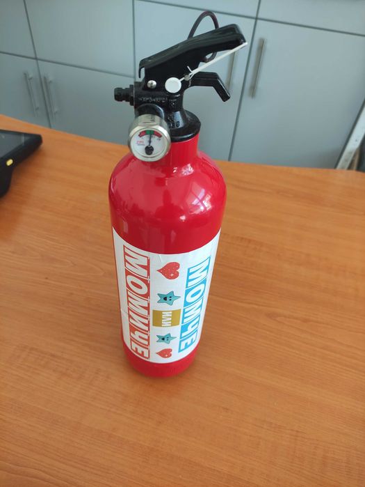 Пожарогасител за разкриване на пола на бебе – МОМЧЕ ИЛИ МОМИЧЕ