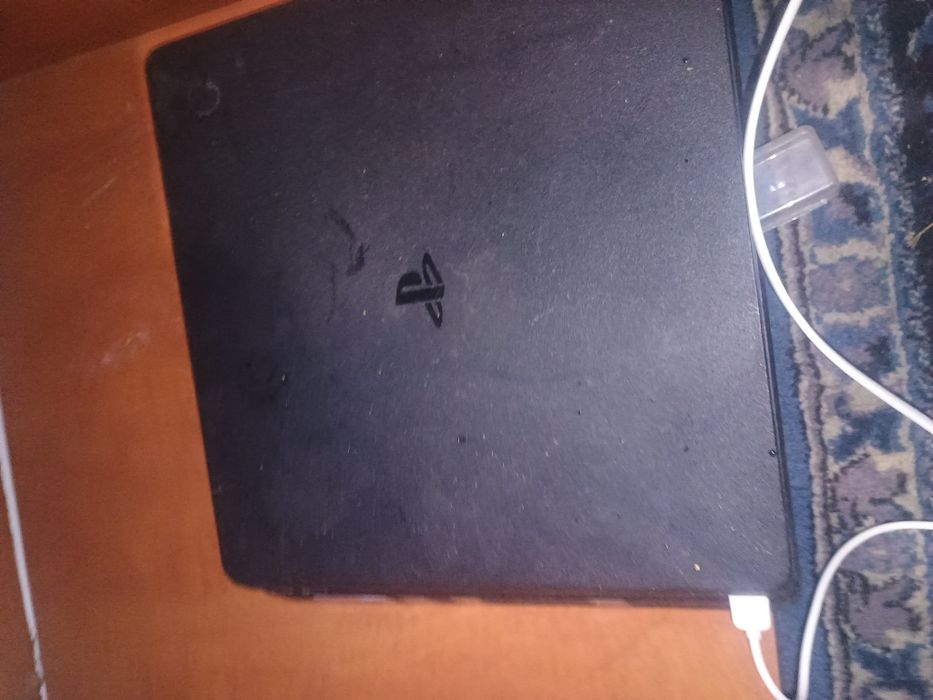 Vând ps 4 este in stare buna