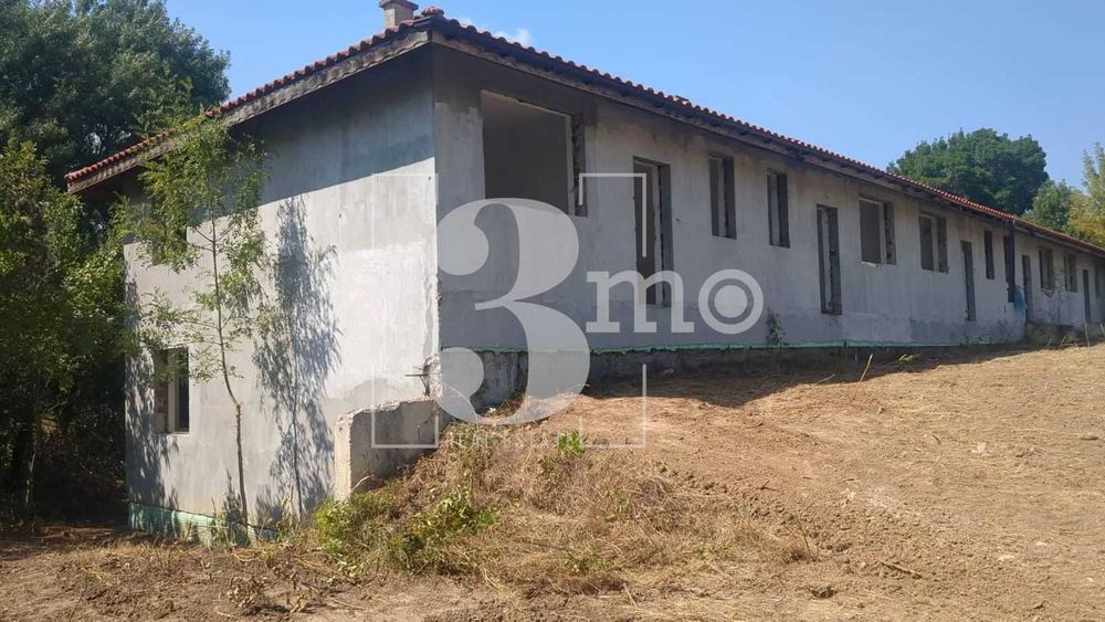 „3mo“ продава две къщи-близнак, находящи се в с. Юнец, област Варна