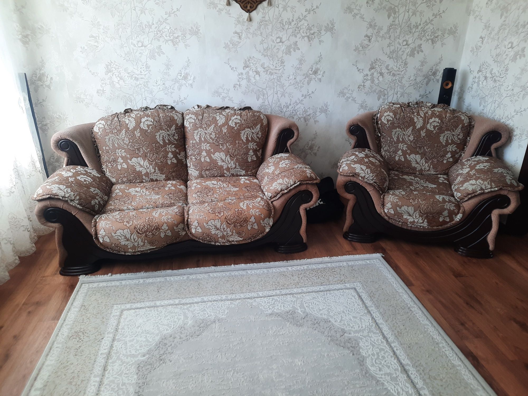 Продам 2 дивана , 1 кресло