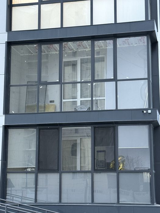 Продам алюминевый витраж на балкон в цвете антрацид!С боковой частью!