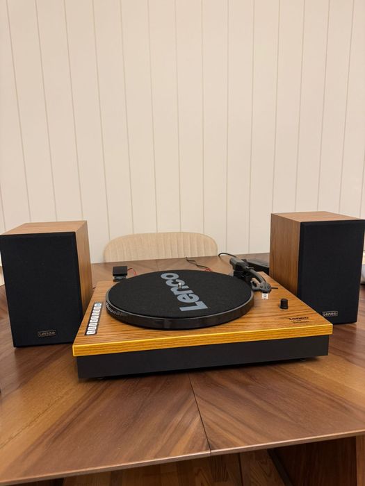 Виниловый проигрыватель с иглой