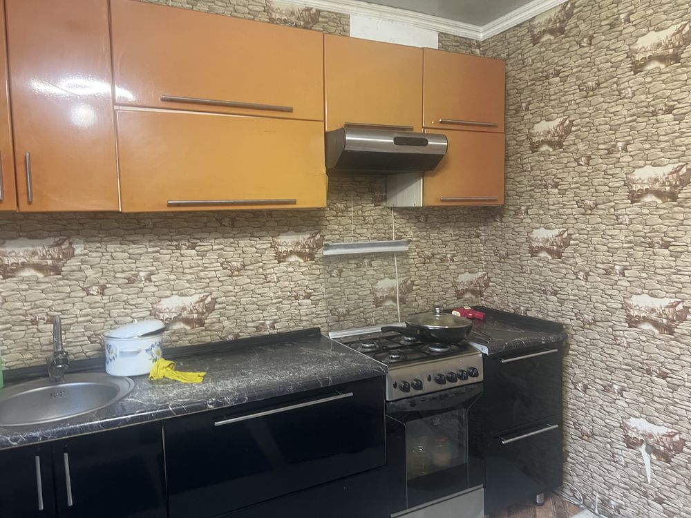 Продам кухню с газим и вытяжкой
