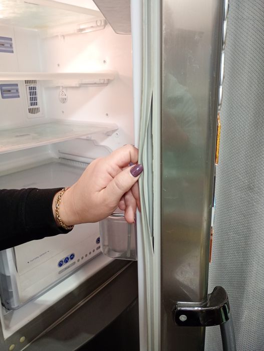 Хладилник с една малка забележка която не пречи ,взимане от място