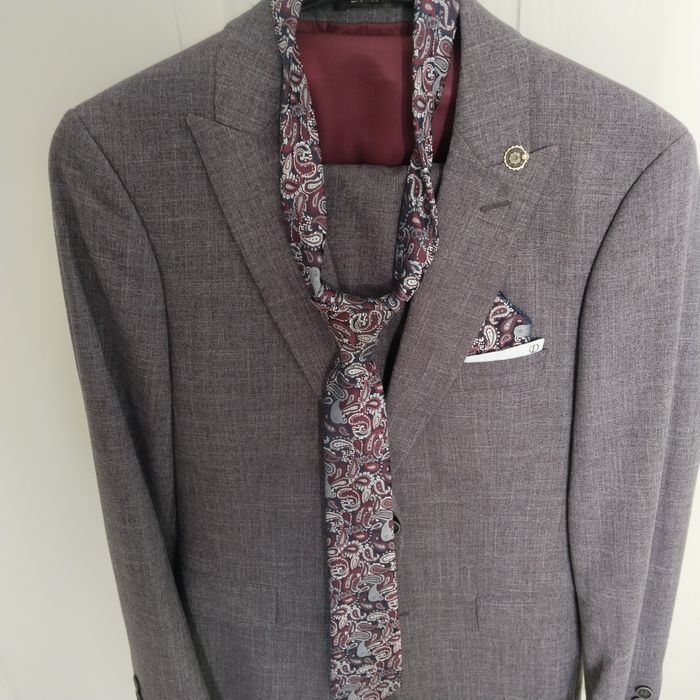 Классический костюм, цвета сера бордовый