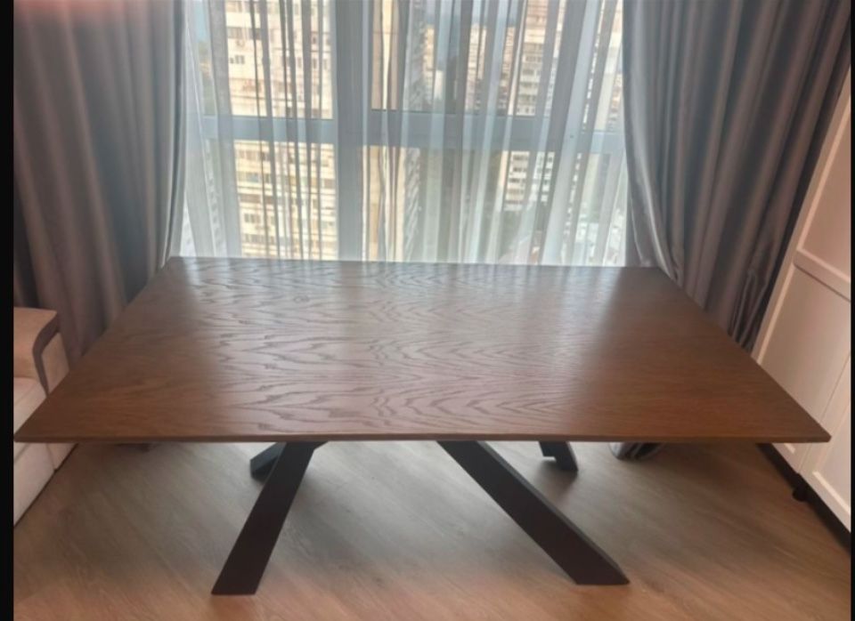 Продавам чисто нова масивна маса от орех