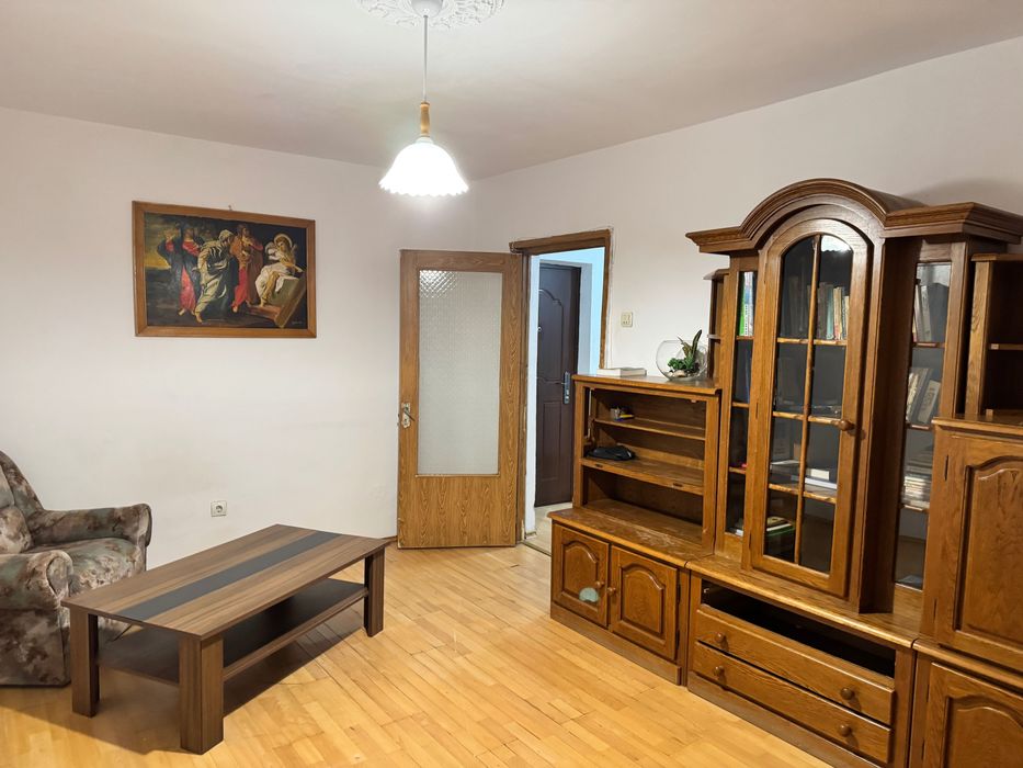 Închiriez ap. 2 camere decomandat Piața Centrală