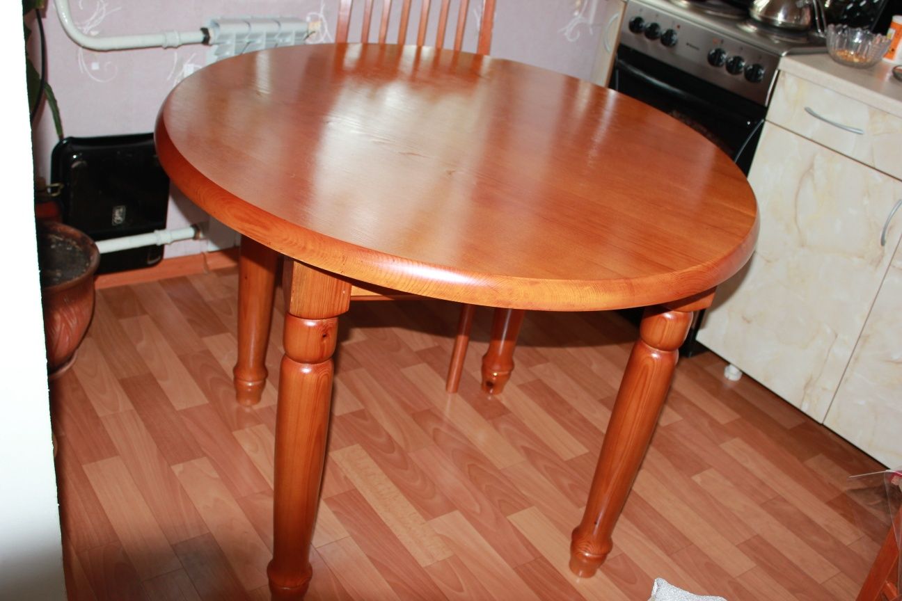 Продам стол круглый, деревянный, диаметр 1м.