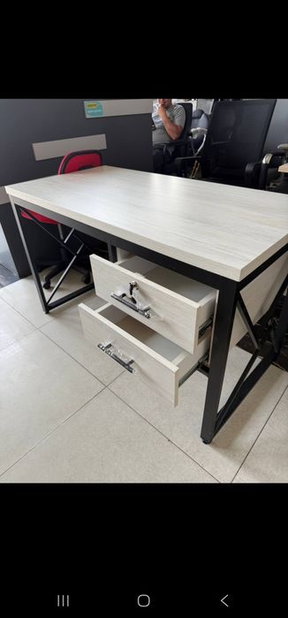 Лофт стол тортмалик, бақувват қилиб ишланган, ажойиб дизайн уйғунлиги