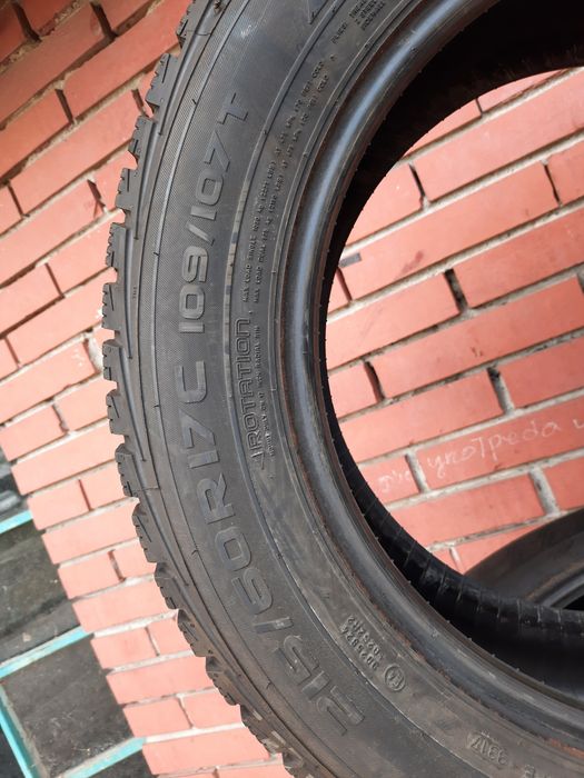 Продавам 2 зимни гуми 215/60/17 C бус Nokian
