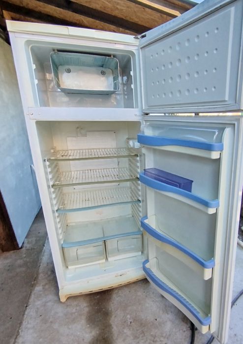 Продавам хладилник Indesit