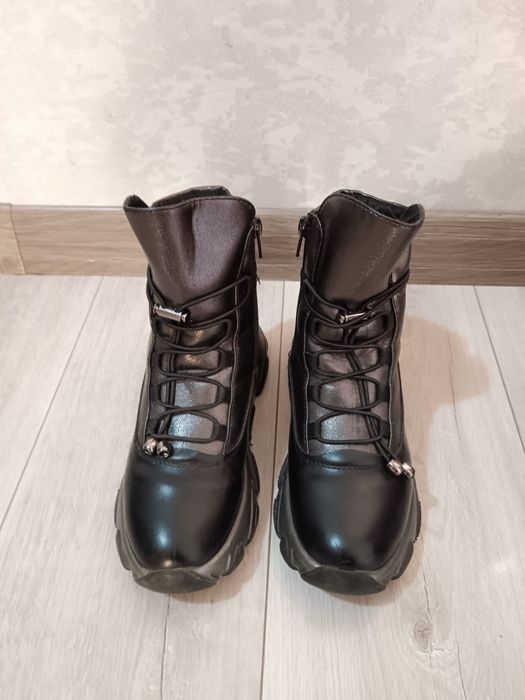 Продам зимнюю обувь на девочку