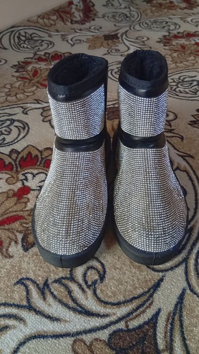 Uggi va Adidas krasofka