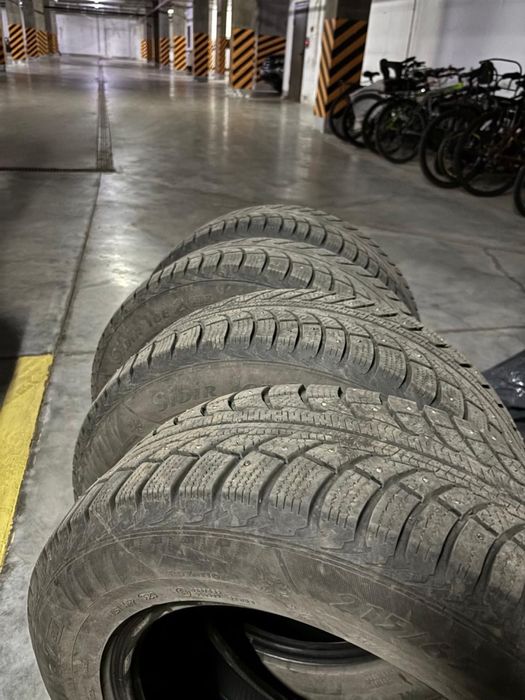 Продам зимние шипованные шины в хорошем состоянии Matador 215/65 R16
