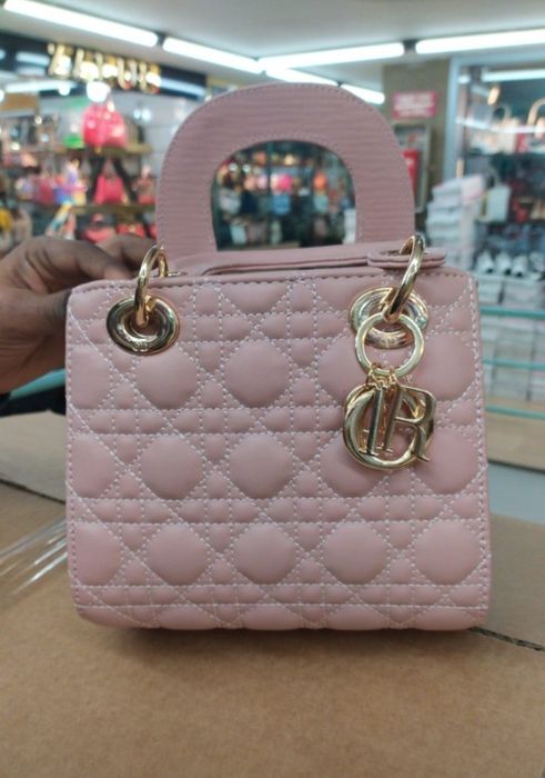 Geanta mini ,model Lady roz,accesorii metalice aurii, saculet