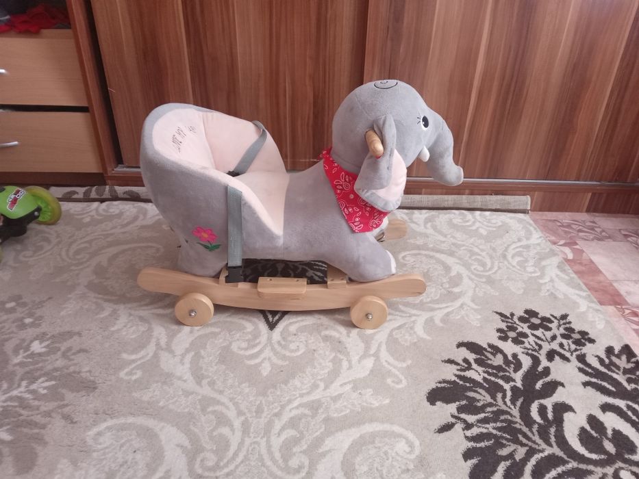 Продам слоник детский качалкп на калесах