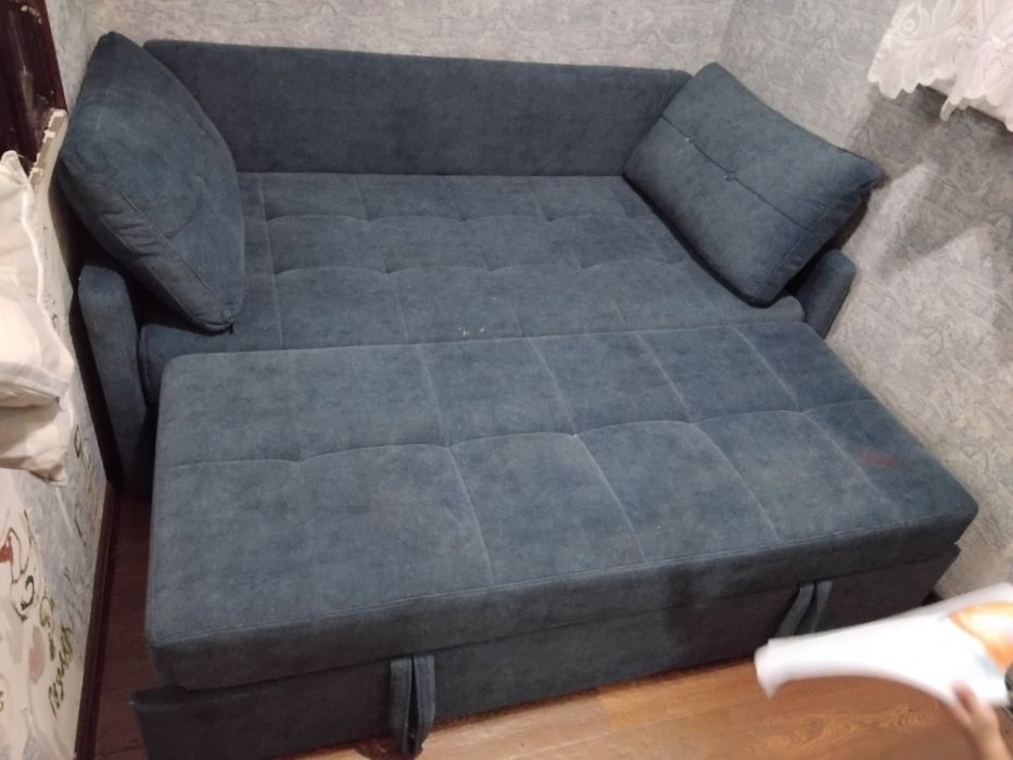 Раскладной диван с двумя подушками б/у