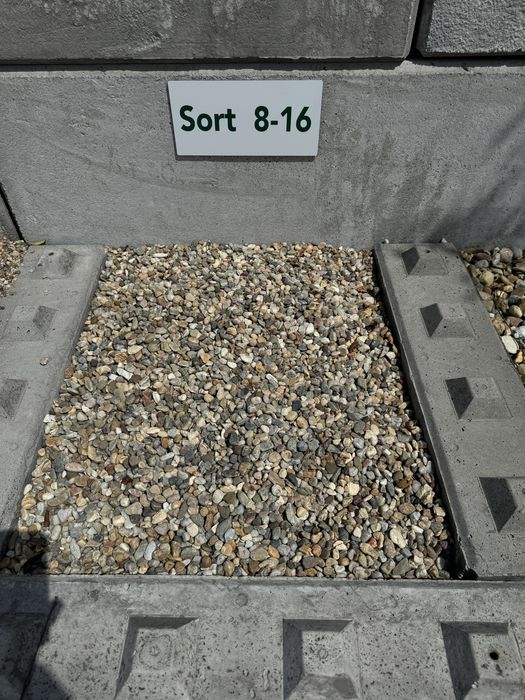Agregate-sorturi (0-4,4-8,8-16,16-32) balastru,nisip galben.