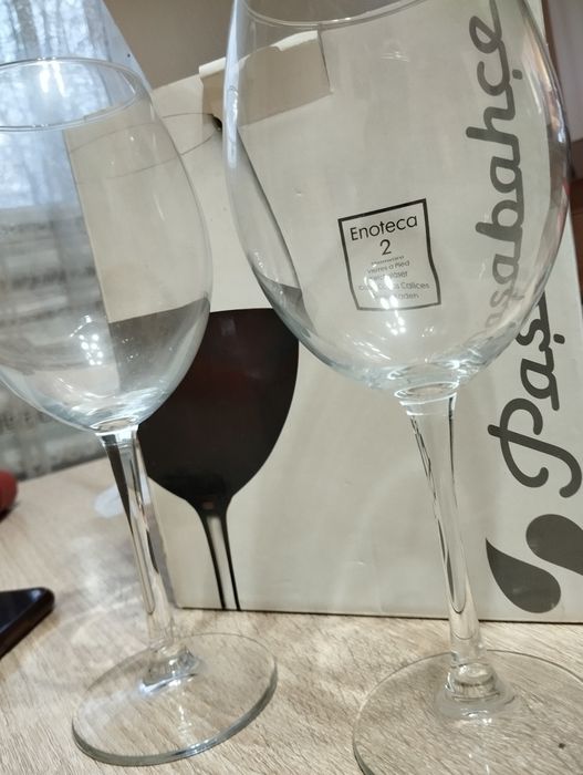 Бокалы для вина.