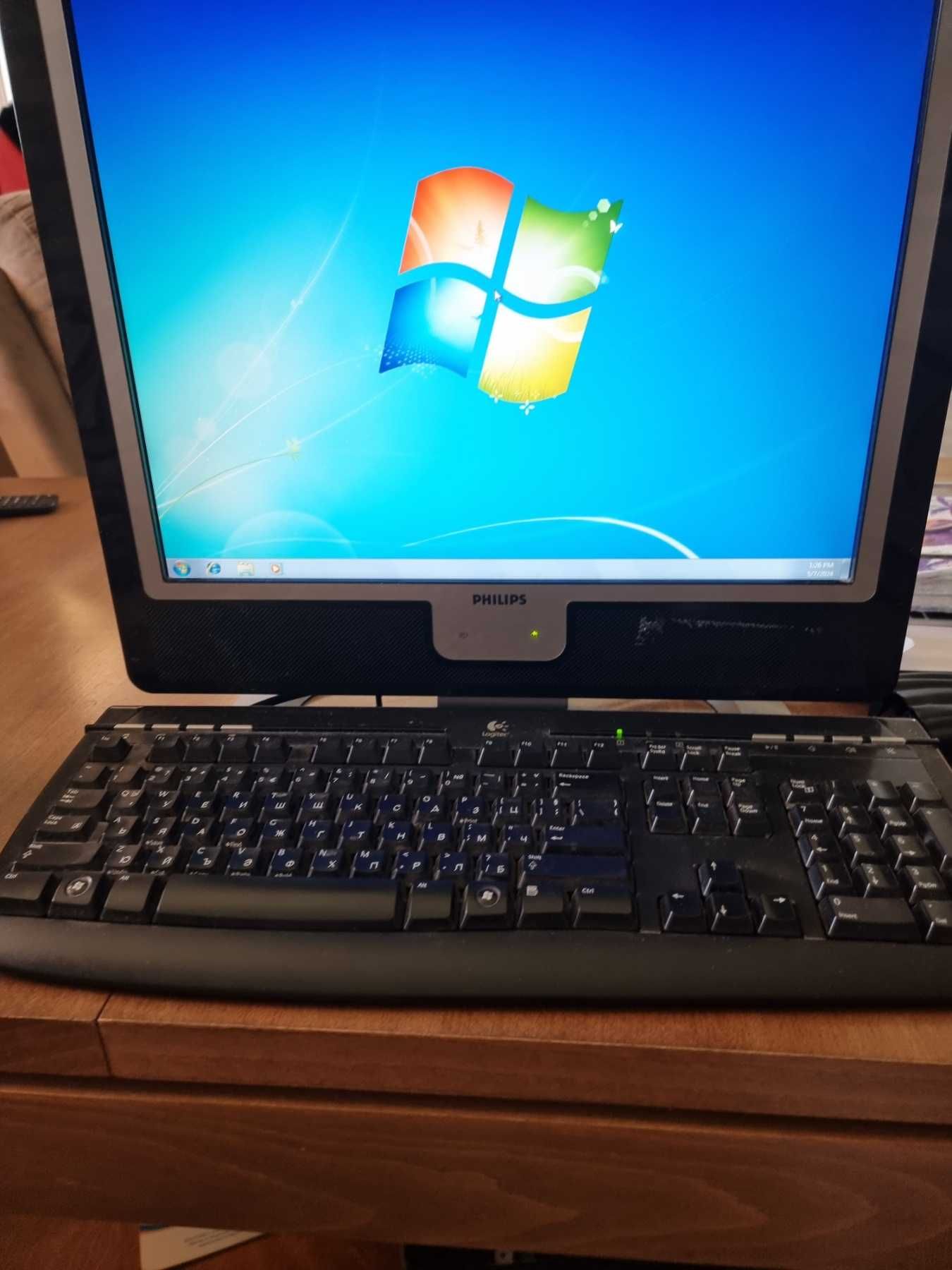 Компютър, монитор, жична клавиатура и безжична мишка