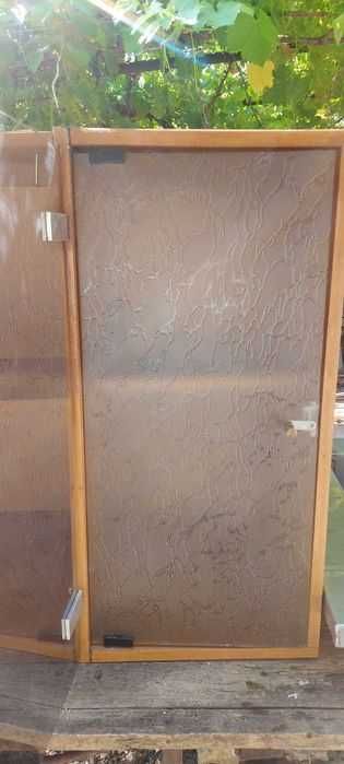 Шкаф - витрина за стена