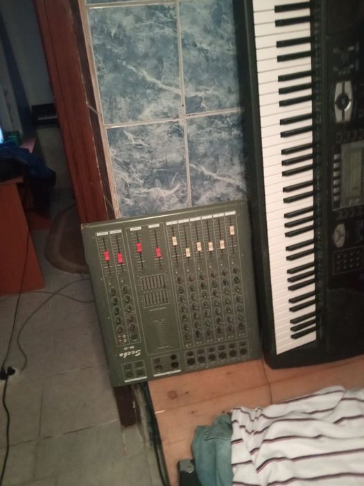 Vând 2 orgi si 2 sintetizatoare