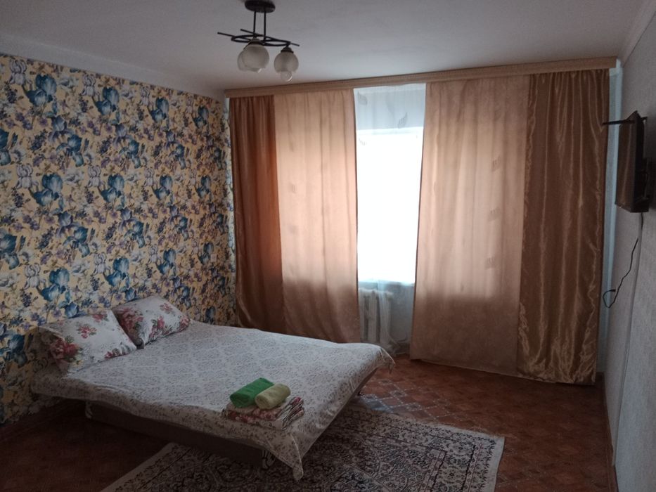 1 комн кв 8 мкрн, посуточно.