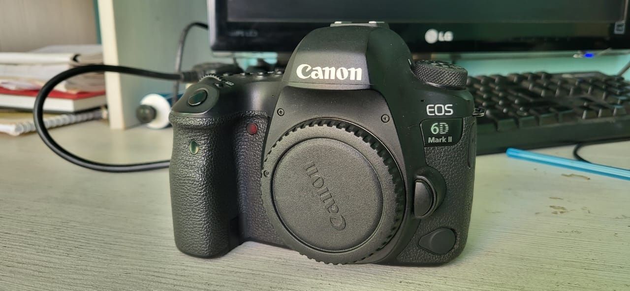 Фотокамера Canon EOS 6D Mark II Body 
в хорошом состояний.
Комплекта