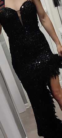 Черна асиметрична елегантна рокля с пера