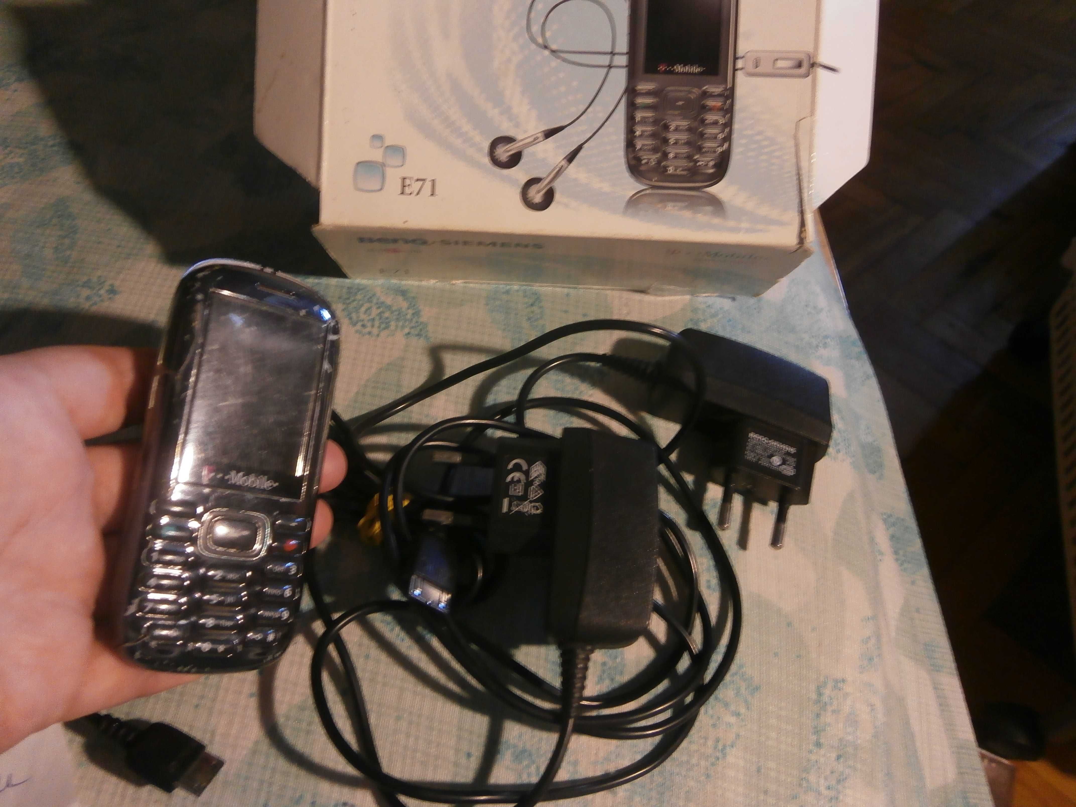 Две зарядни и телефонче, което не се ползва отдавна