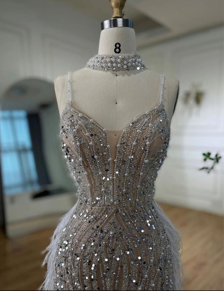 Rochie nasa, lux, bijuterie, pene, puf, perle