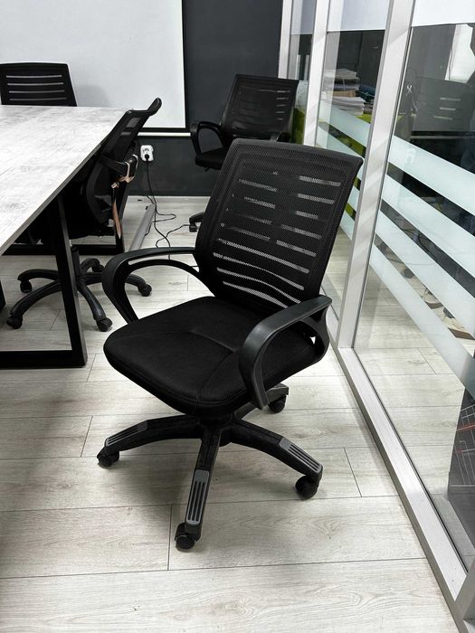 Стул офисный черный