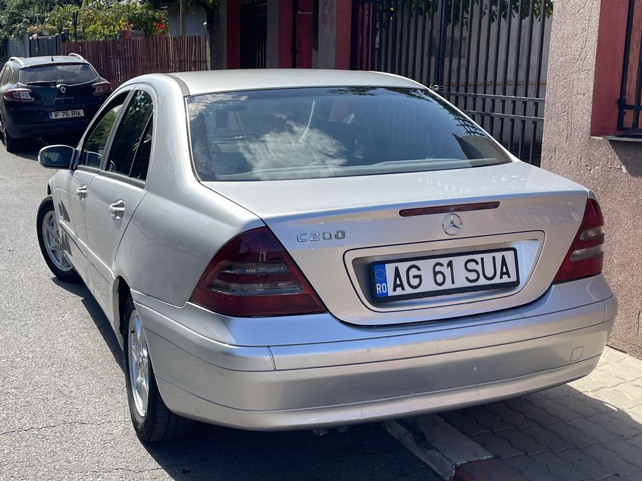 Mercedes-Benz C220D din 2004 masina arata si functioneqza imbecabil