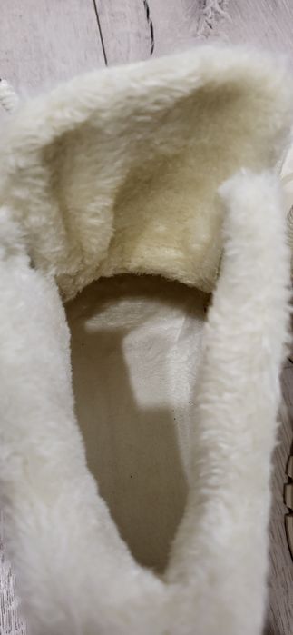 Papuci noi fără etichetă