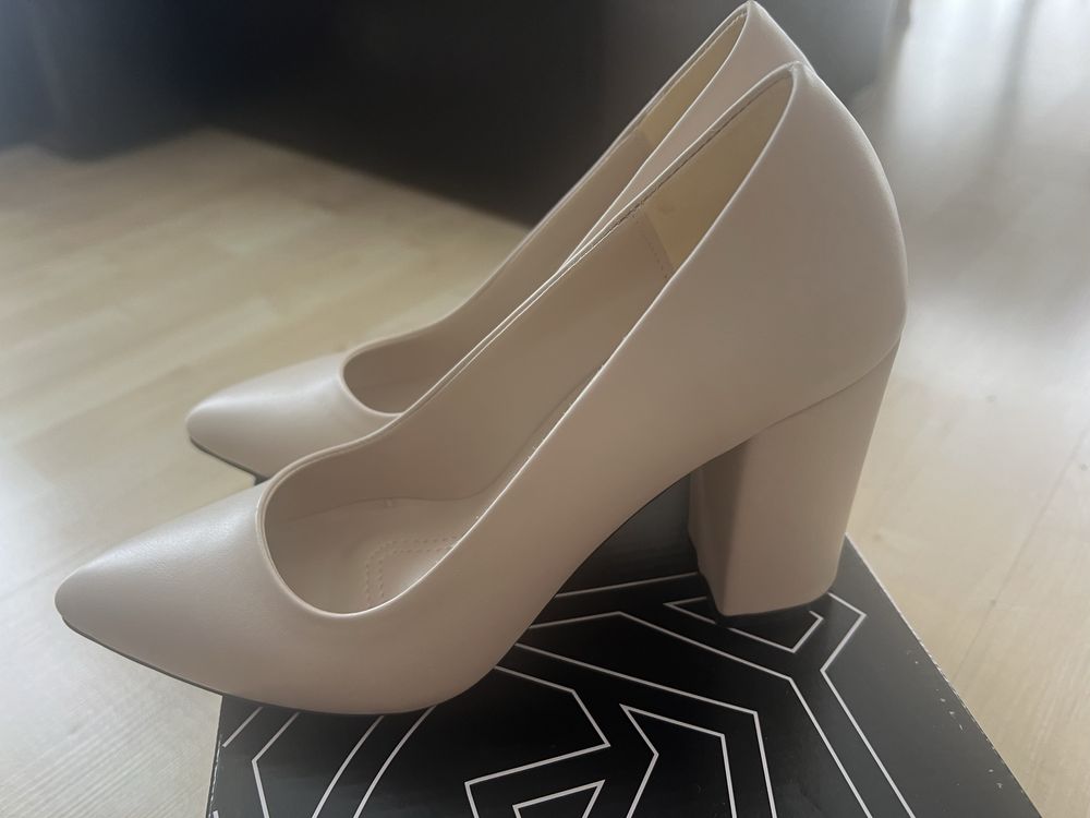 Pantofi noi marimea 37