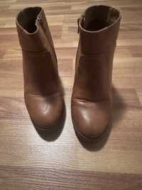 Botine maro Bershka, 39, ca noi