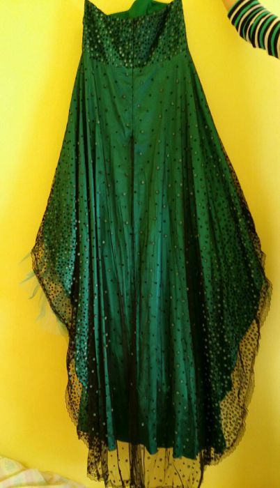 Vand  rochie eleganta lunga, verde cu dantela neagra