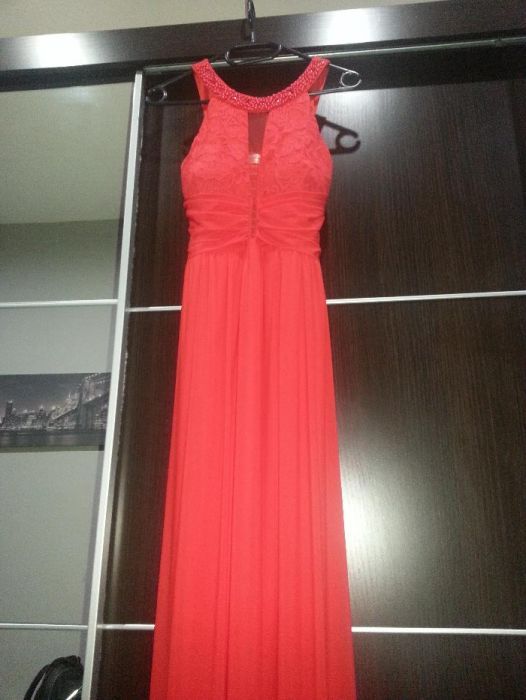 Елегантна червена рокля. Носена е само веднъж.