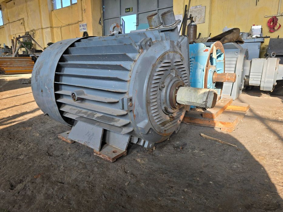 Ел. Двигател 132 кВ / 735 об. мин - Руски