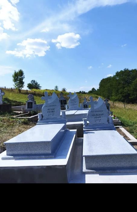 Monumente funerare