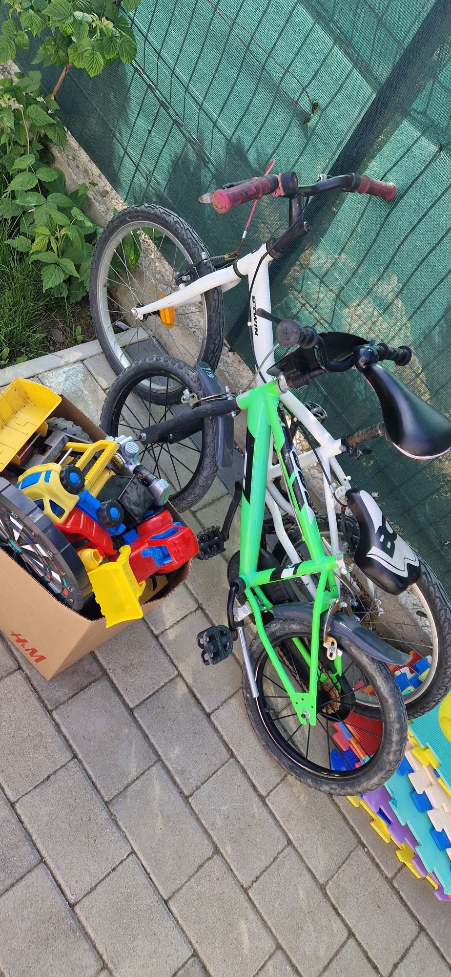 Vând biciclete și o cutie de jucării