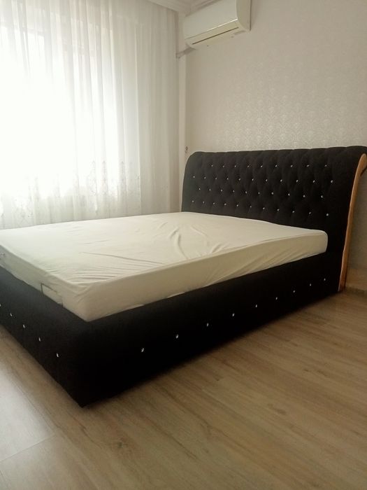 Двухспальная кровать с матрасом