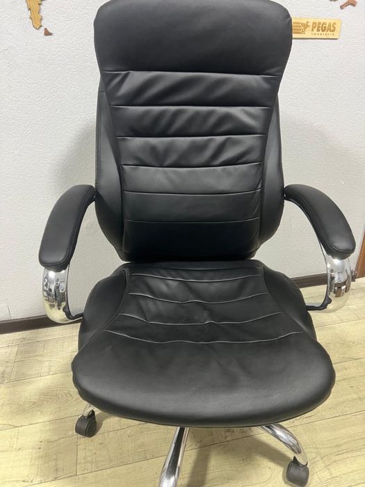 Продаю рабочие кресла кожаные