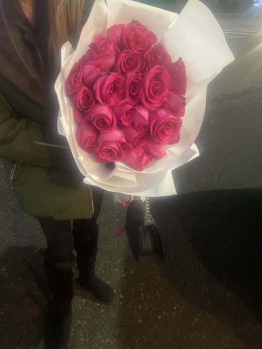 Цветы только что подарили метровая роза