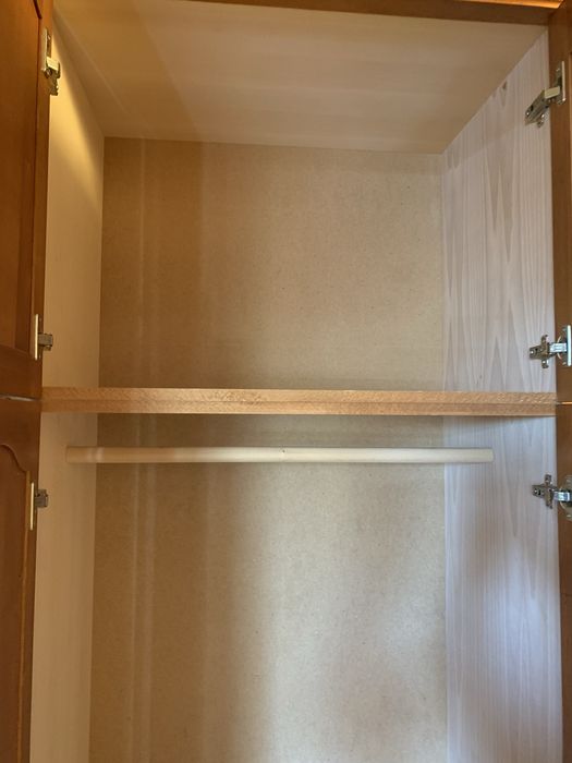 Трикрилен гардероб с надстройка от масив