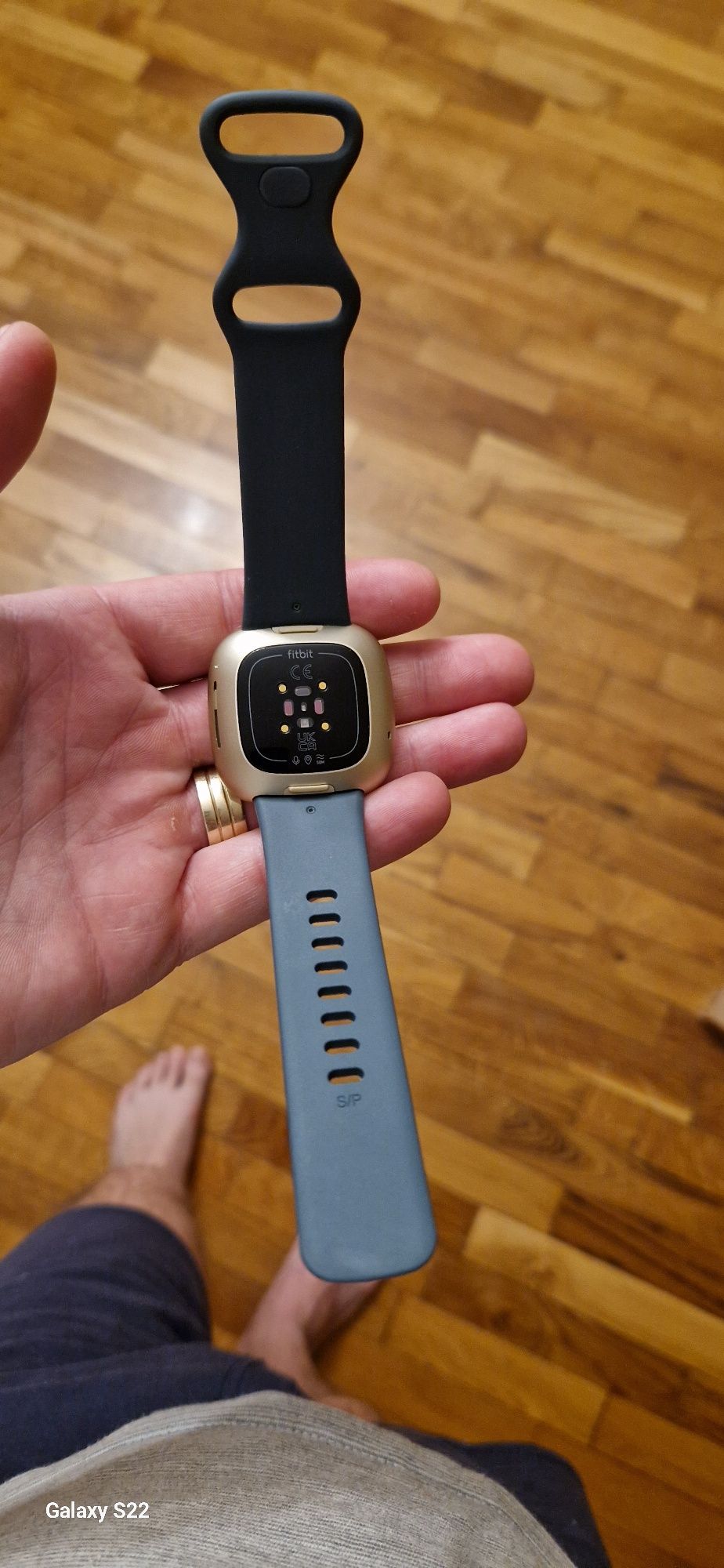 Vând smartwatch Fitbit versa3 aproape nou