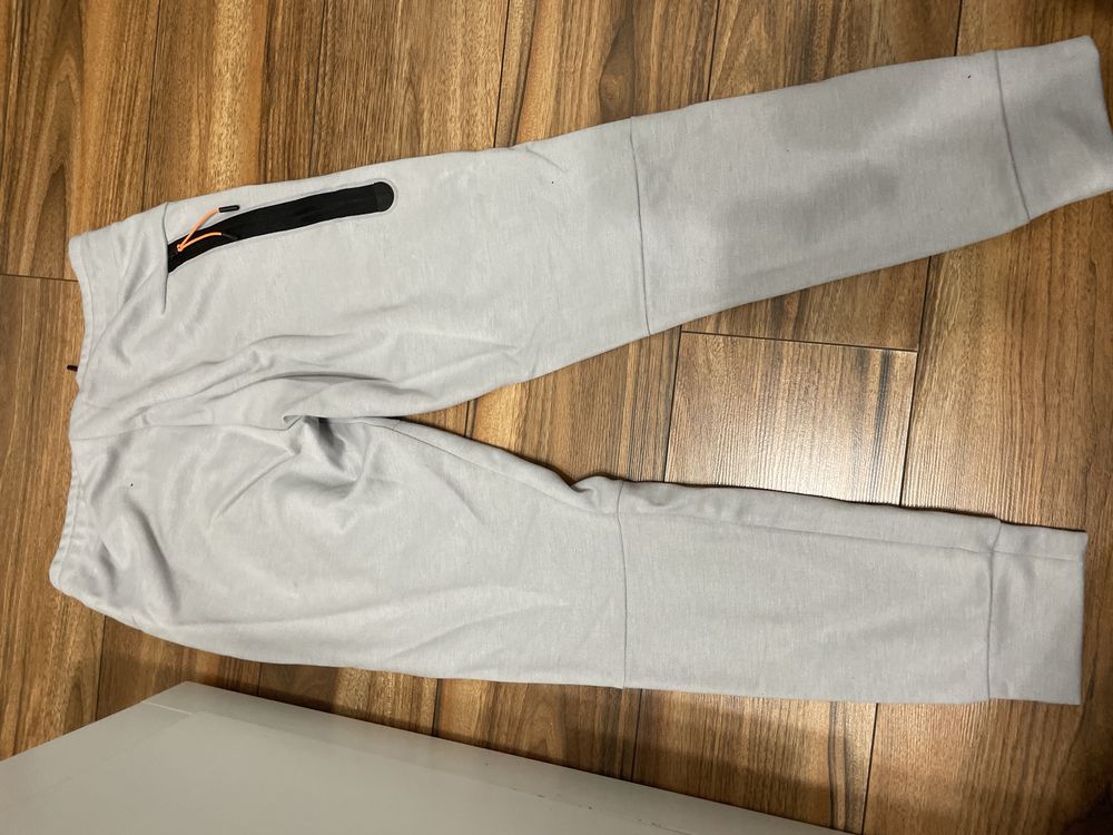 vand pantaloni nike tech