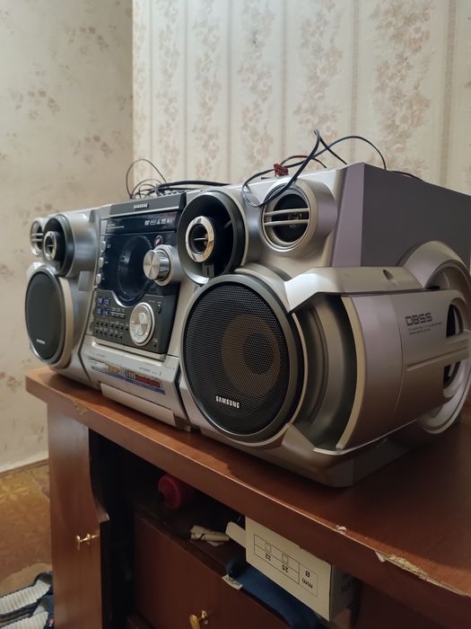 Продаю музыкальный центр SAMSUNG MAX-KJ730 в хорошем состоянии.