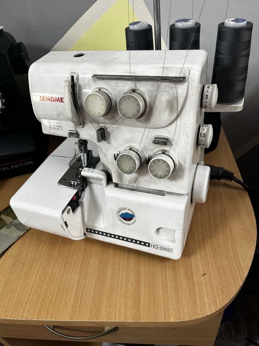 Оверлок в хорошем рабочем состоянии