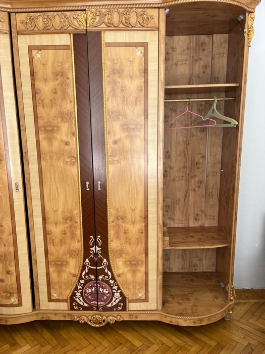 Продам шифоньер и прикроватные тумбочки